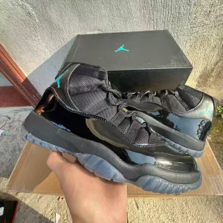 Tênis de basquete Air Jordan 11 em couro envernizado preto e turquesa