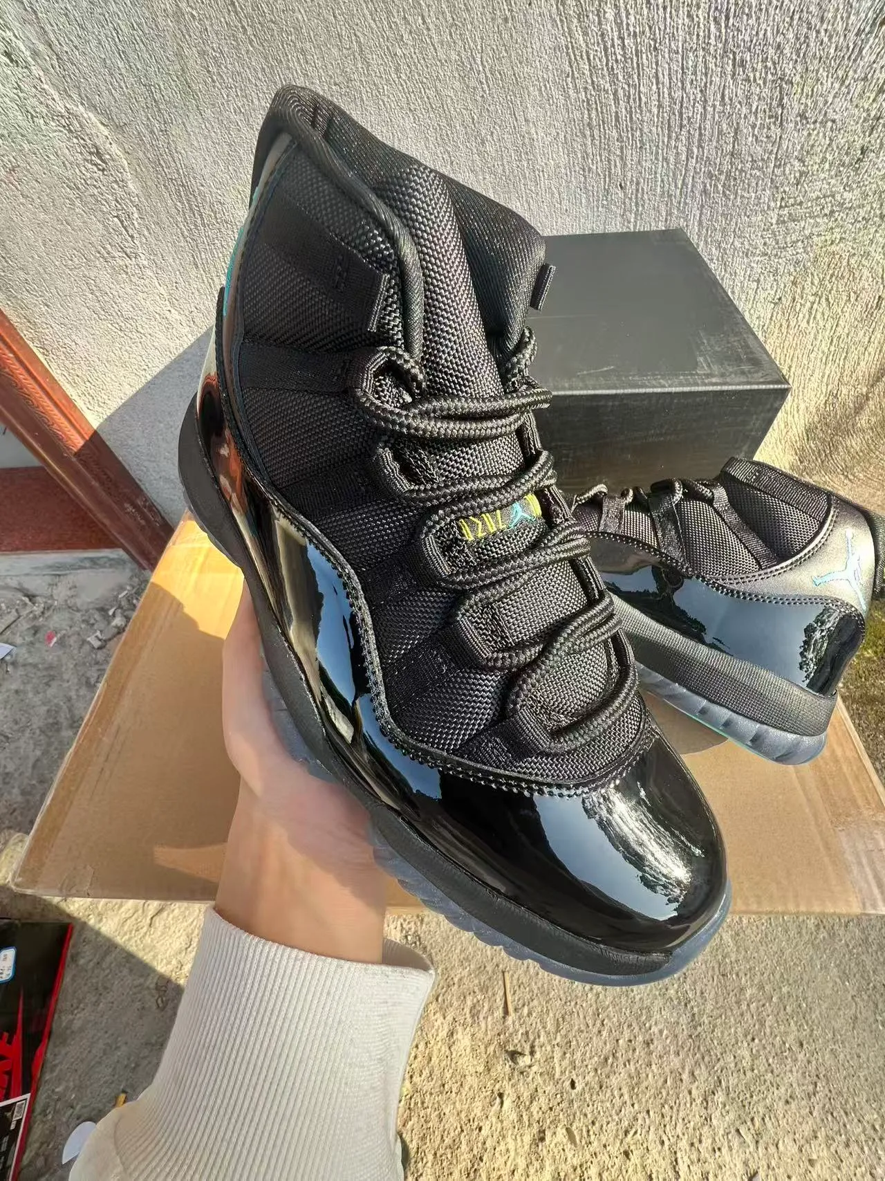 حذاء كرة السلة Air Jordan 11 من الجلد اللامع باللونين الأسود والفيروزي 2