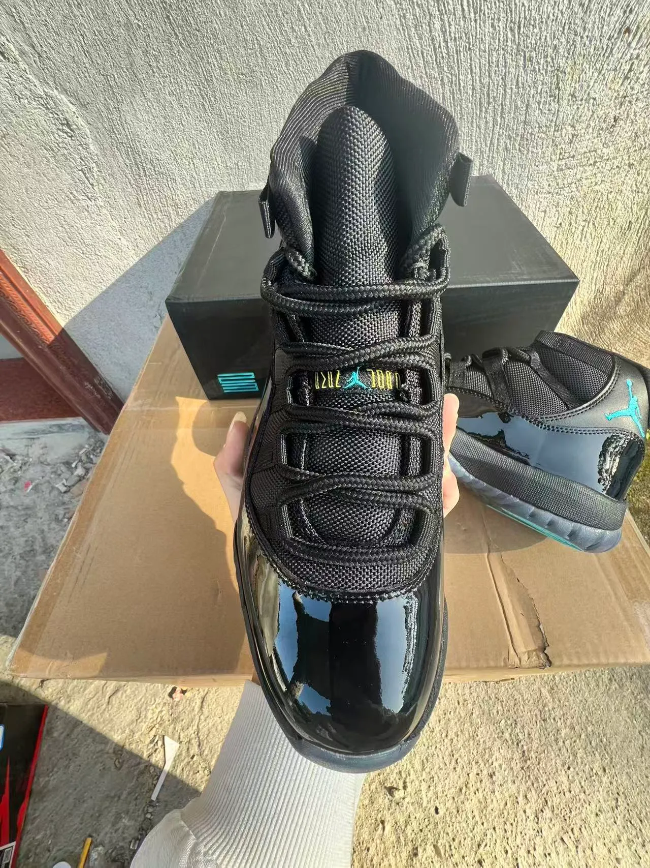 حذاء كرة السلة Air Jordan 11 من الجلد اللامع باللونين الأسود والفيروزي 3