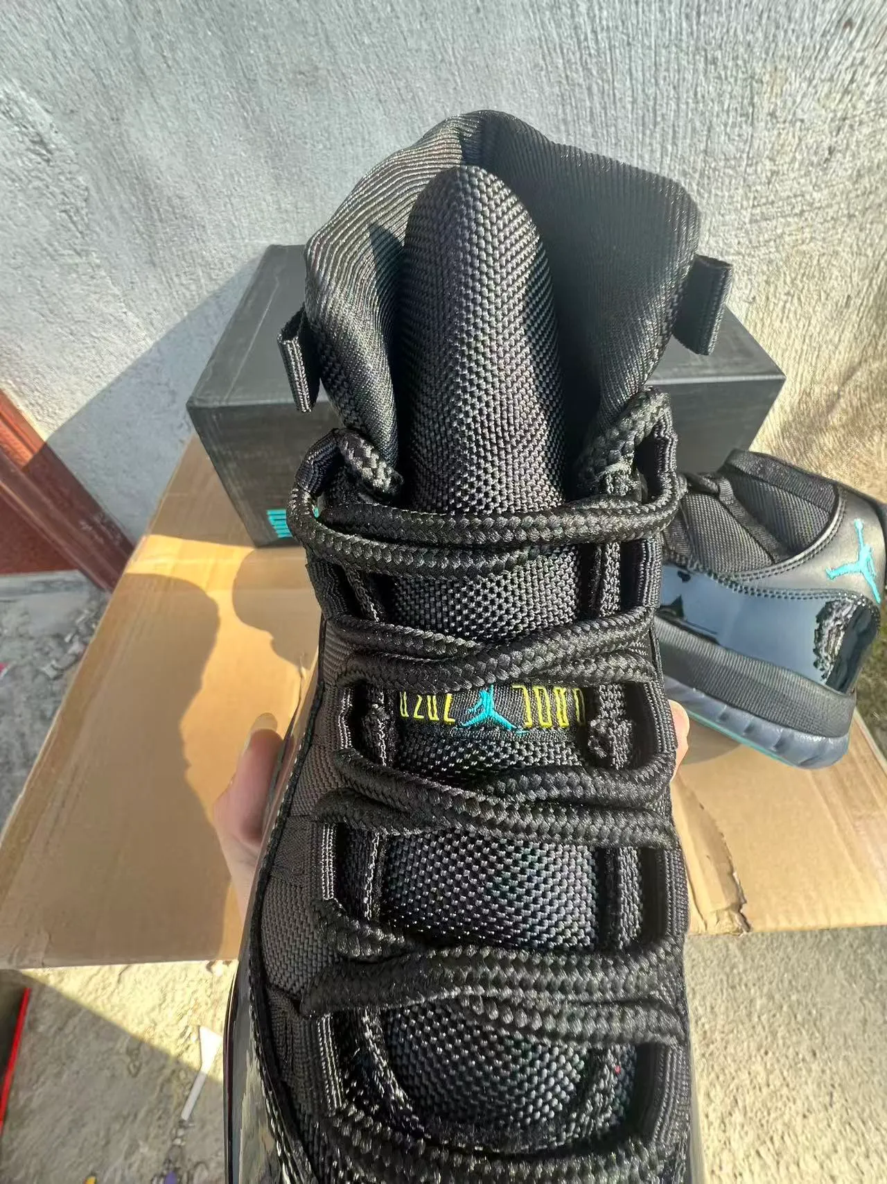 حذاء كرة السلة Air Jordan 11 من الجلد اللامع باللونين الأسود والفيروزي 4
