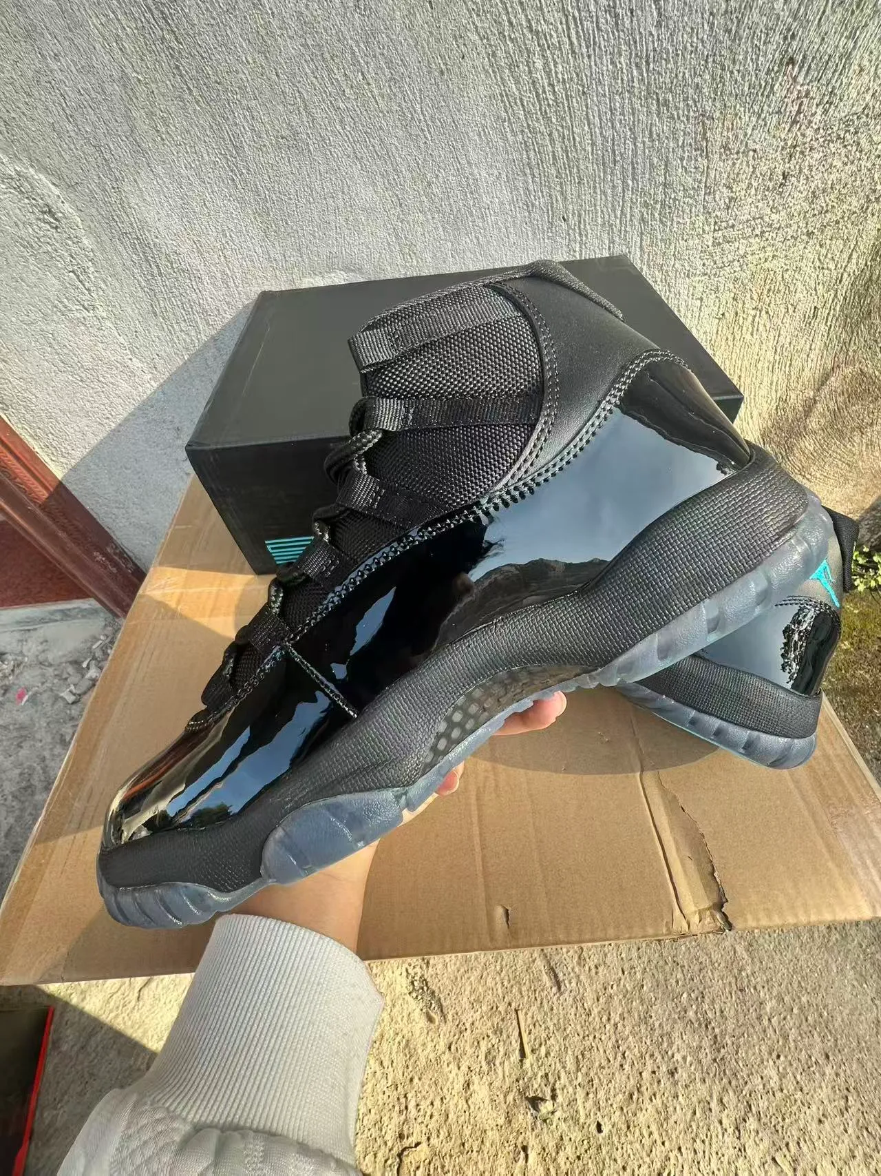 حذاء كرة السلة Air Jordan 11 من الجلد اللامع باللونين الأسود والفيروزي 5