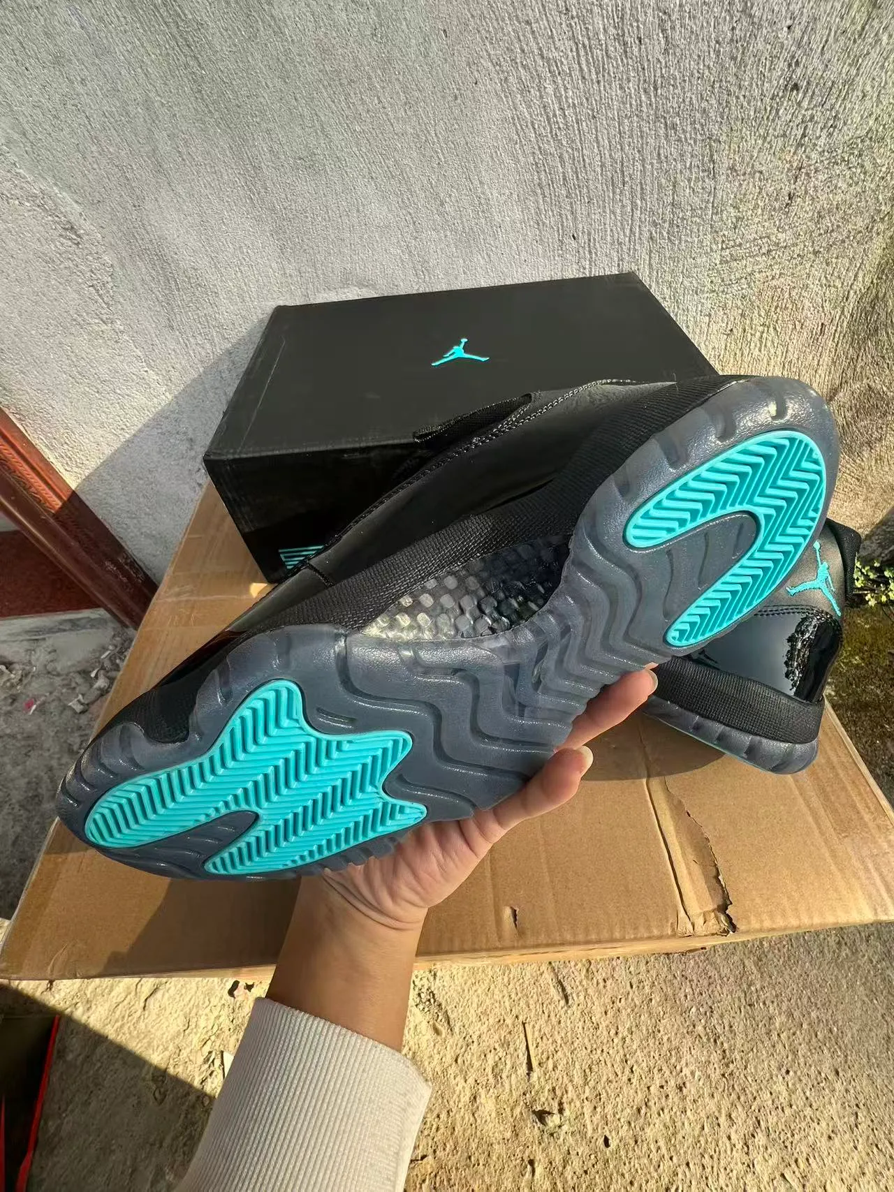 حذاء كرة السلة Air Jordan 11 من الجلد اللامع باللونين الأسود والفيروزي 6