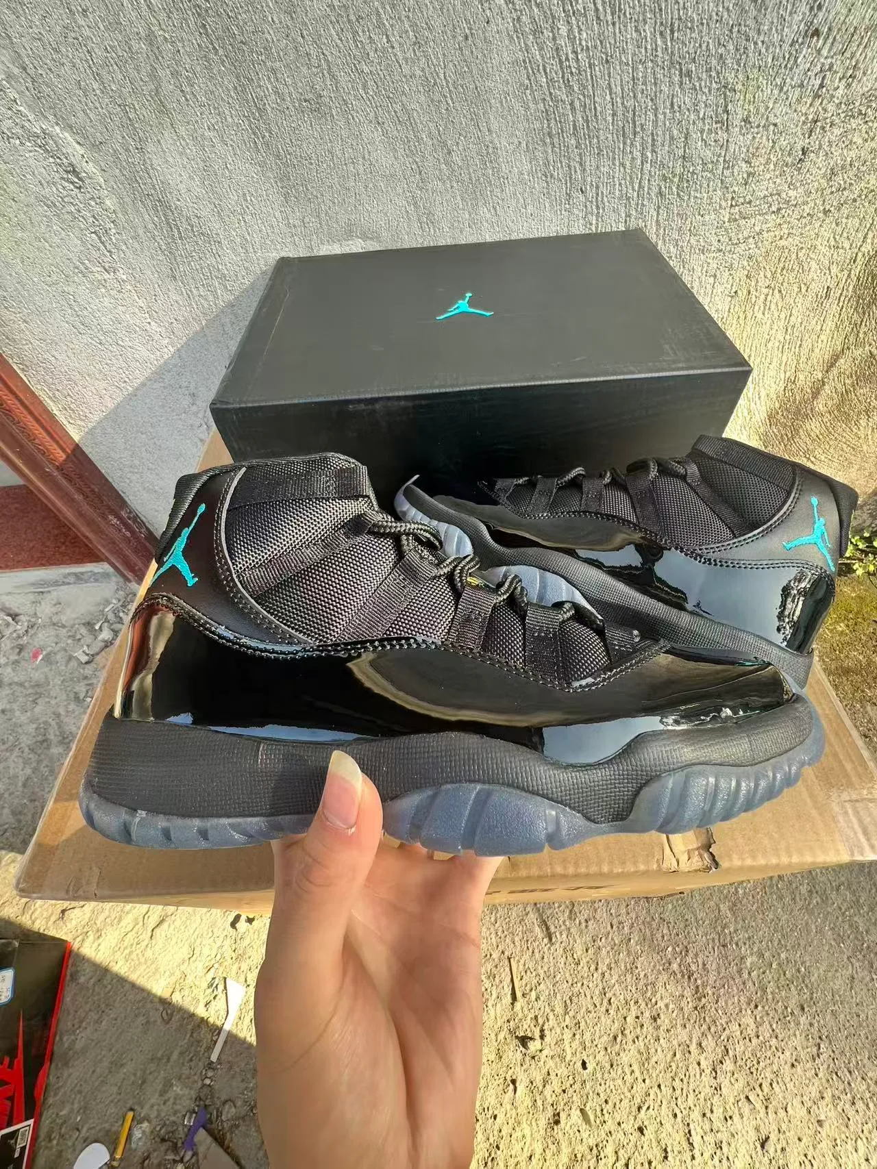 حذاء كرة السلة Air Jordan 11 من الجلد اللامع باللونين الأسود والفيروزي 7