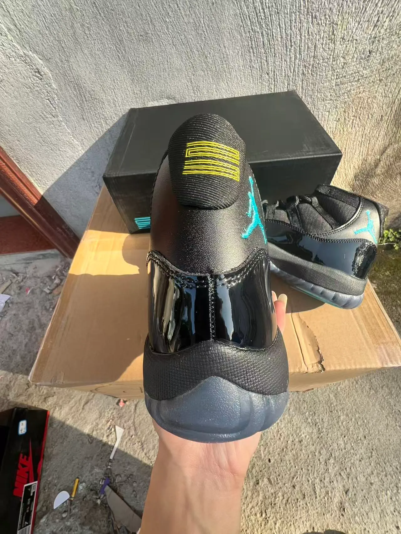 حذاء كرة السلة Air Jordan 11 من الجلد اللامع باللونين الأسود والفيروزي 8