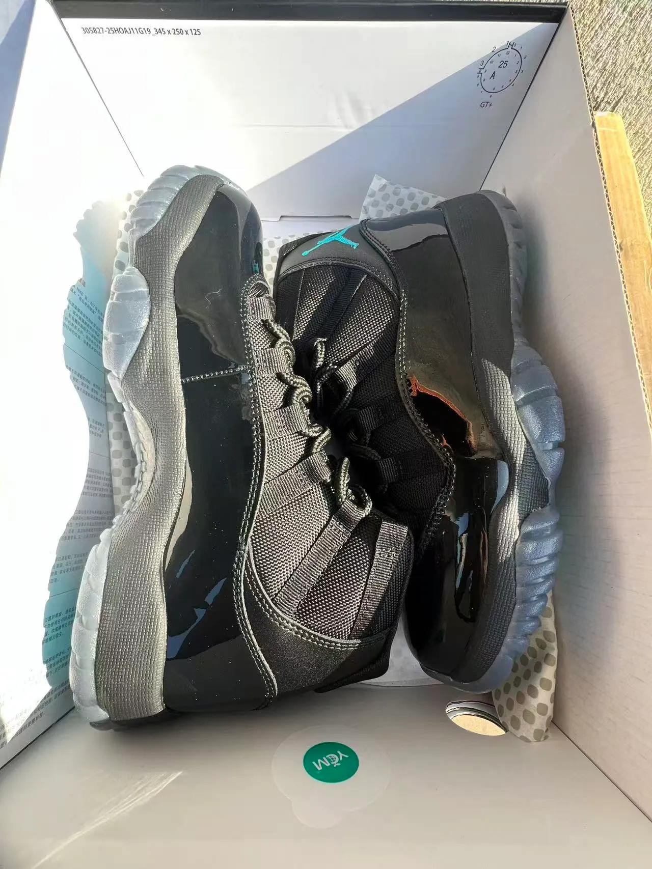 حذاء كرة السلة Air Jordan 11 من الجلد اللامع باللونين الأسود والفيروزي 9