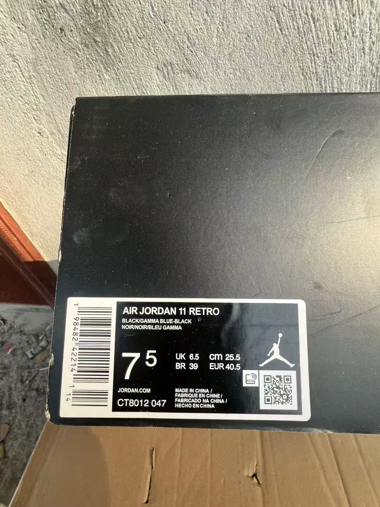 حذاء كرة السلة Air Jordan 11 من الجلد اللامع باللونين الأسود والفيروزي 10