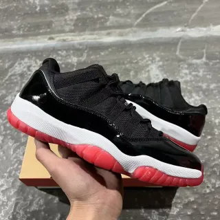 Air Jordan 11 黑色白色红色篮球鞋