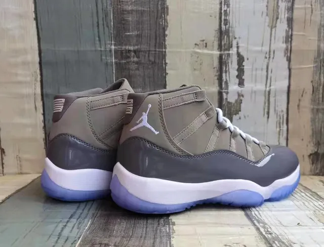 Zapatillas de baloncesto Air Jordan 11 gris y morado con suela translúcida 3