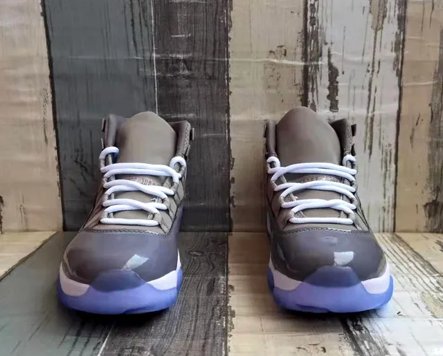 Zapatillas de baloncesto Air Jordan 11 gris y morado con suela translúcida 4