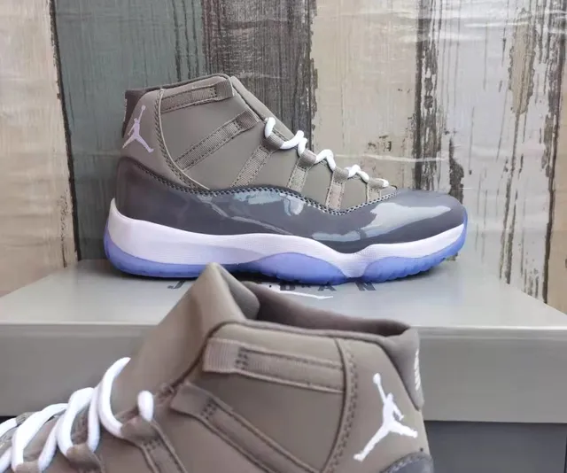 Zapatillas de baloncesto Air Jordan 11 gris y morado con suela translúcida 5