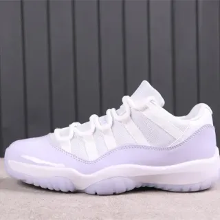 Air Jordan 11 Low सफ़ेद और लैवेंडर लाइफस्टाइल स्नीकर्स
