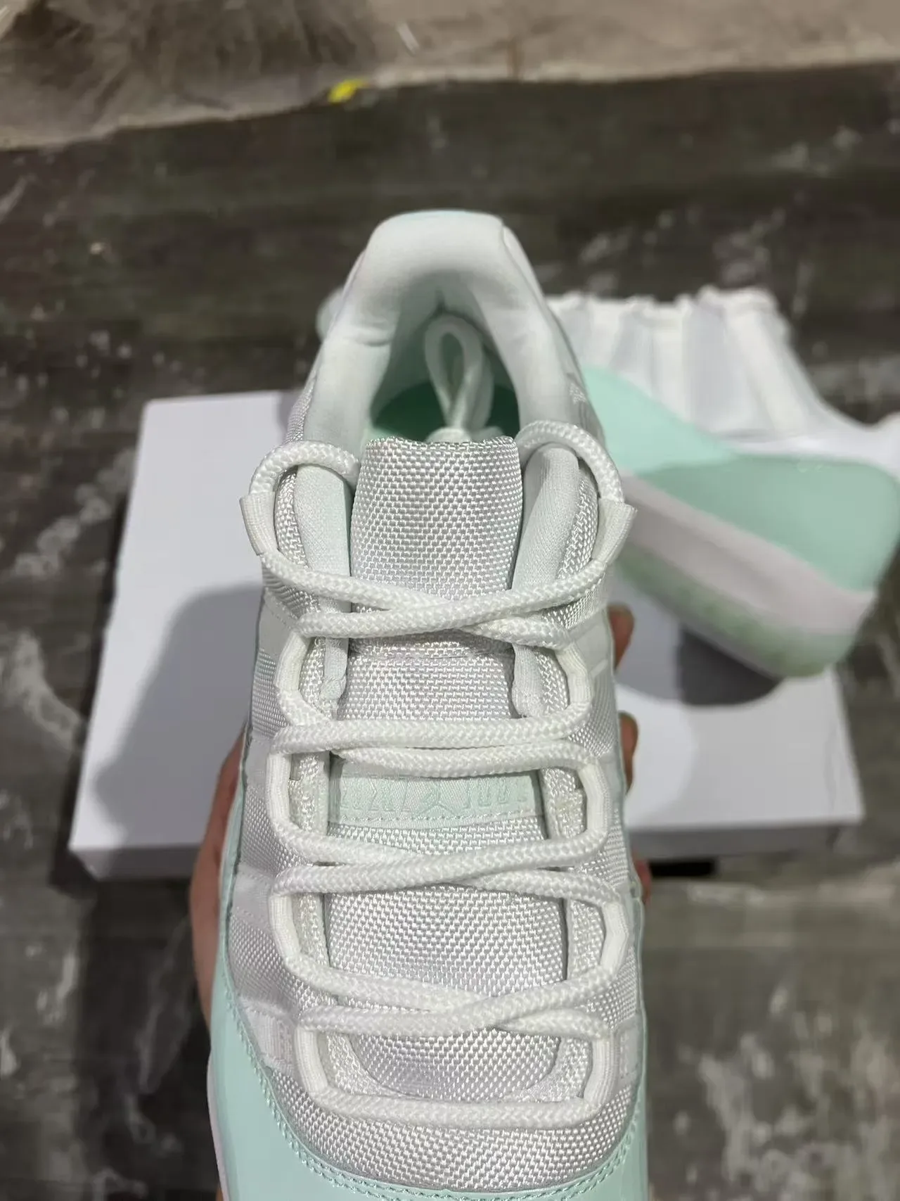 Air Jordan 11 Verde Menta Couro Patentado Tênis de Basquete 4