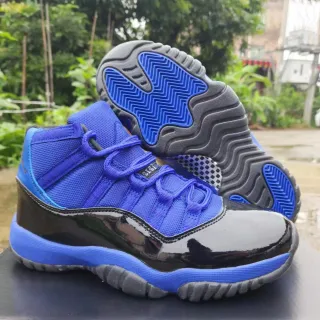Tênis de basquete Air Jordan 11 em couro envernizado azul royal e preto