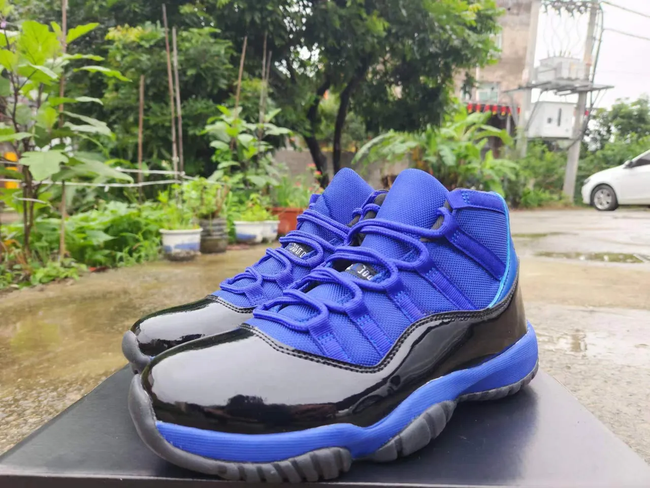 Chaussures de basketball Air Jordan 11 en cuir verni bleu roi et noir 2