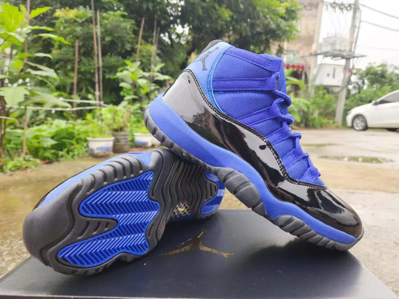 Chaussures de basketball Air Jordan 11 en cuir verni bleu roi et noir 3