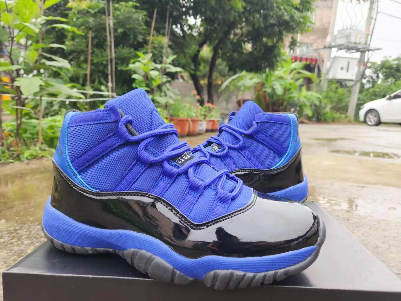 Chaussures de basketball Air Jordan 11 en cuir verni bleu roi et noir 4