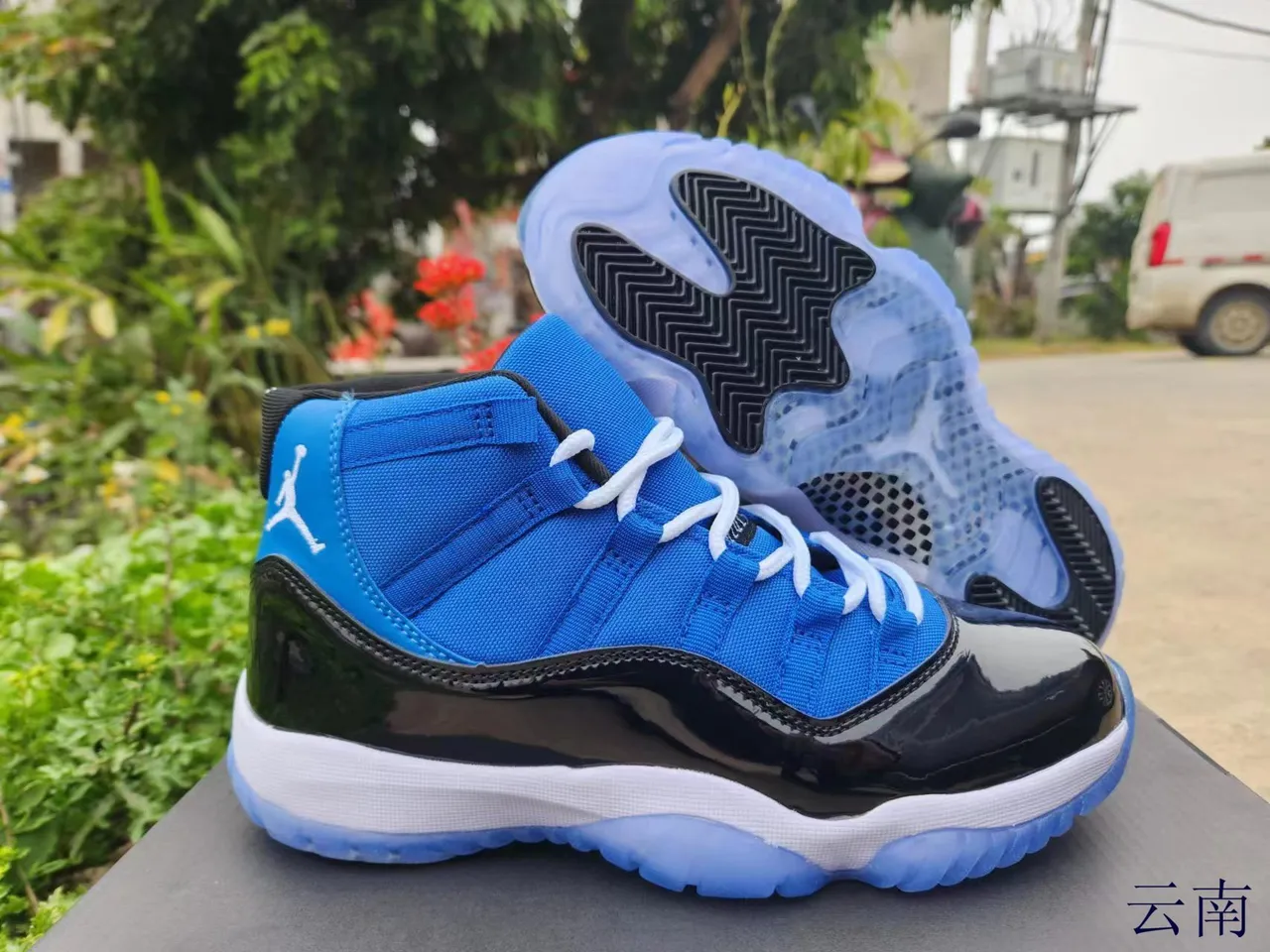 Tênis de basquete Air Jordan 11 em couro envernizado azul royal e preto 17