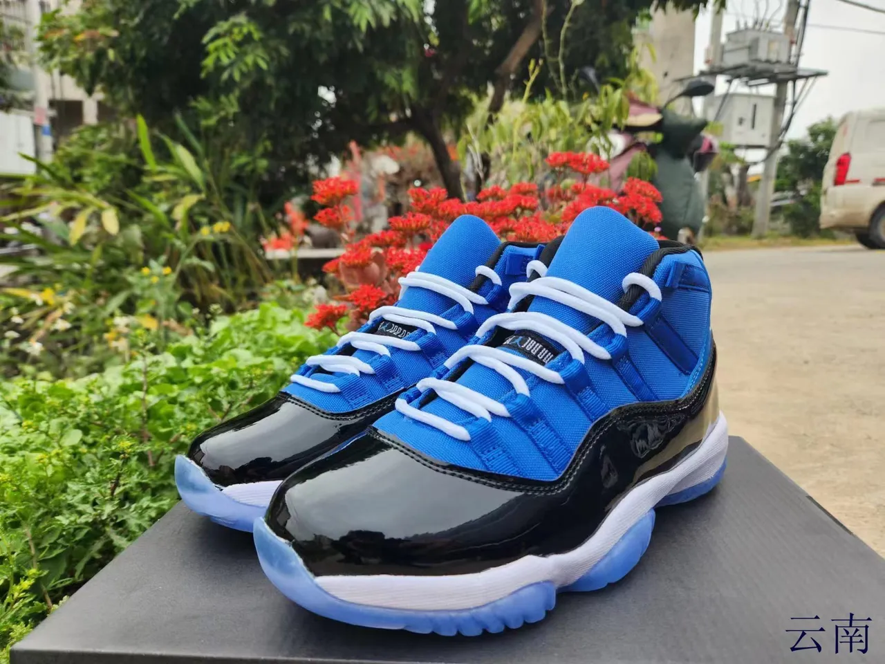 Tênis de basquete Air Jordan 11 em couro envernizado azul royal e preto 2