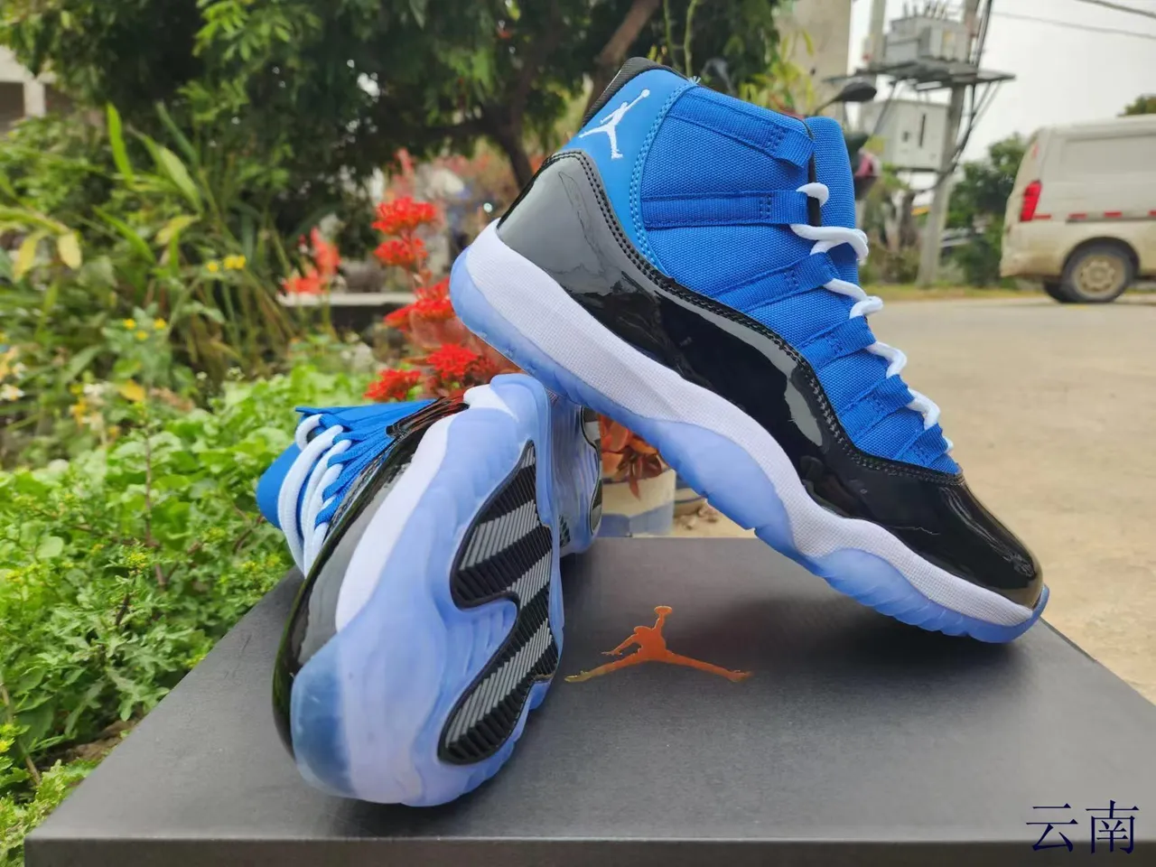 Tênis de basquete Air Jordan 11 em couro envernizado azul royal e preto 3