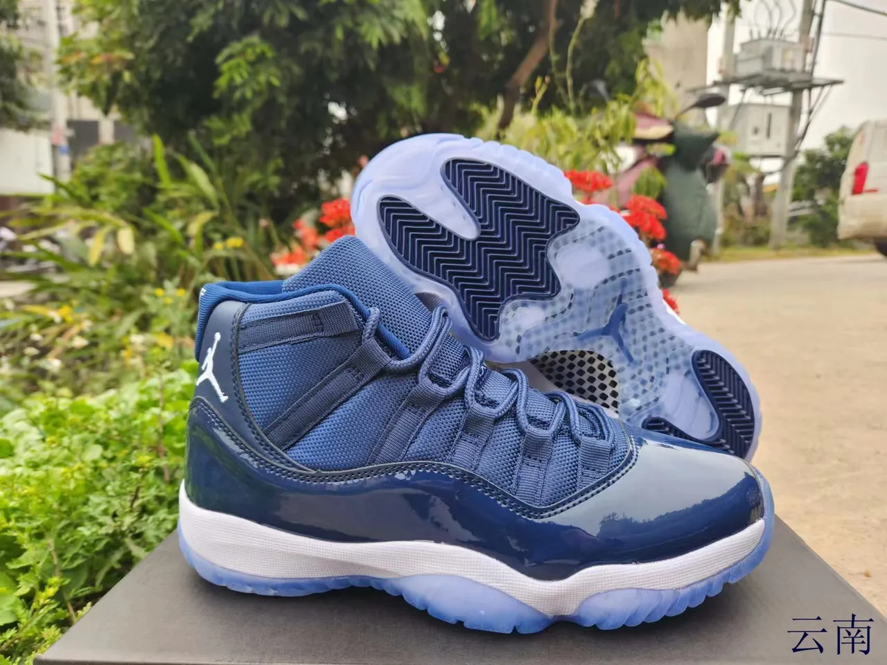 Tênis de basquete Air Jordan 11 em couro envernizado azul royal e preto 4