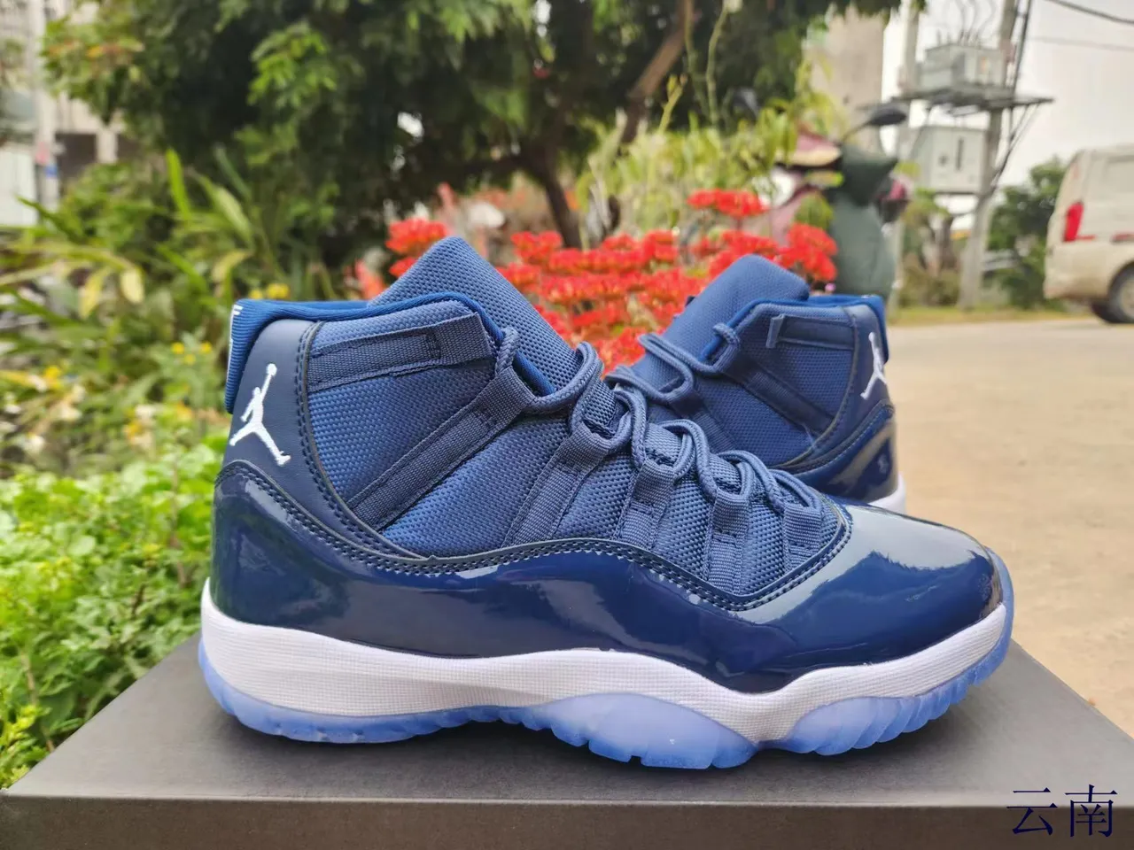 Tênis de basquete Air Jordan 11 em couro envernizado azul royal e preto 18