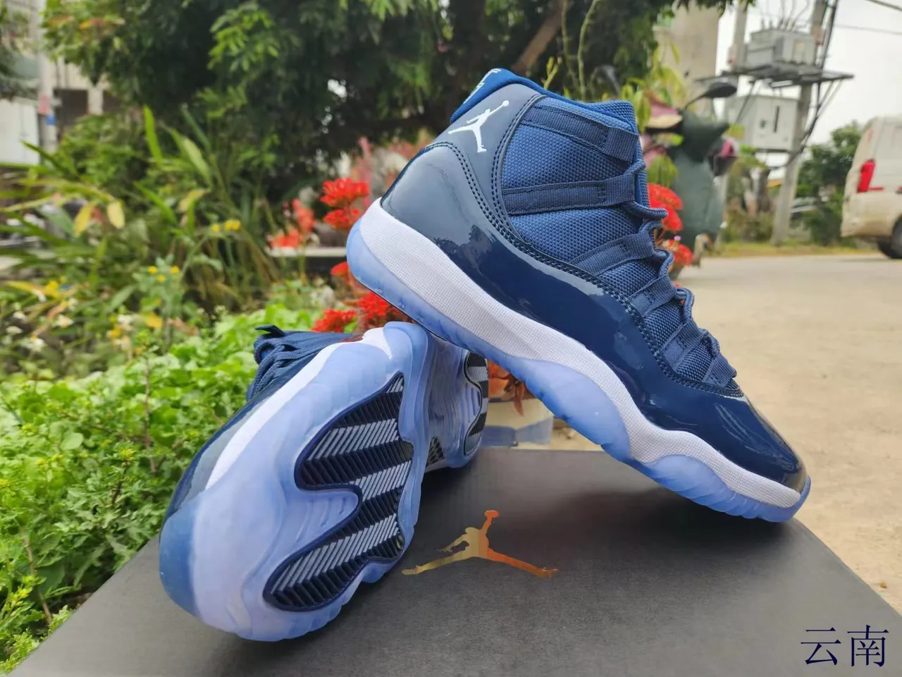 Tênis de basquete Air Jordan 11 em couro envernizado azul royal e preto 6