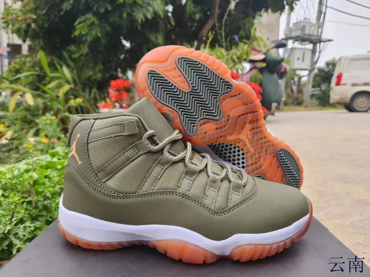 Tênis de basquete Air Jordan 11 em couro envernizado azul royal e preto 19
