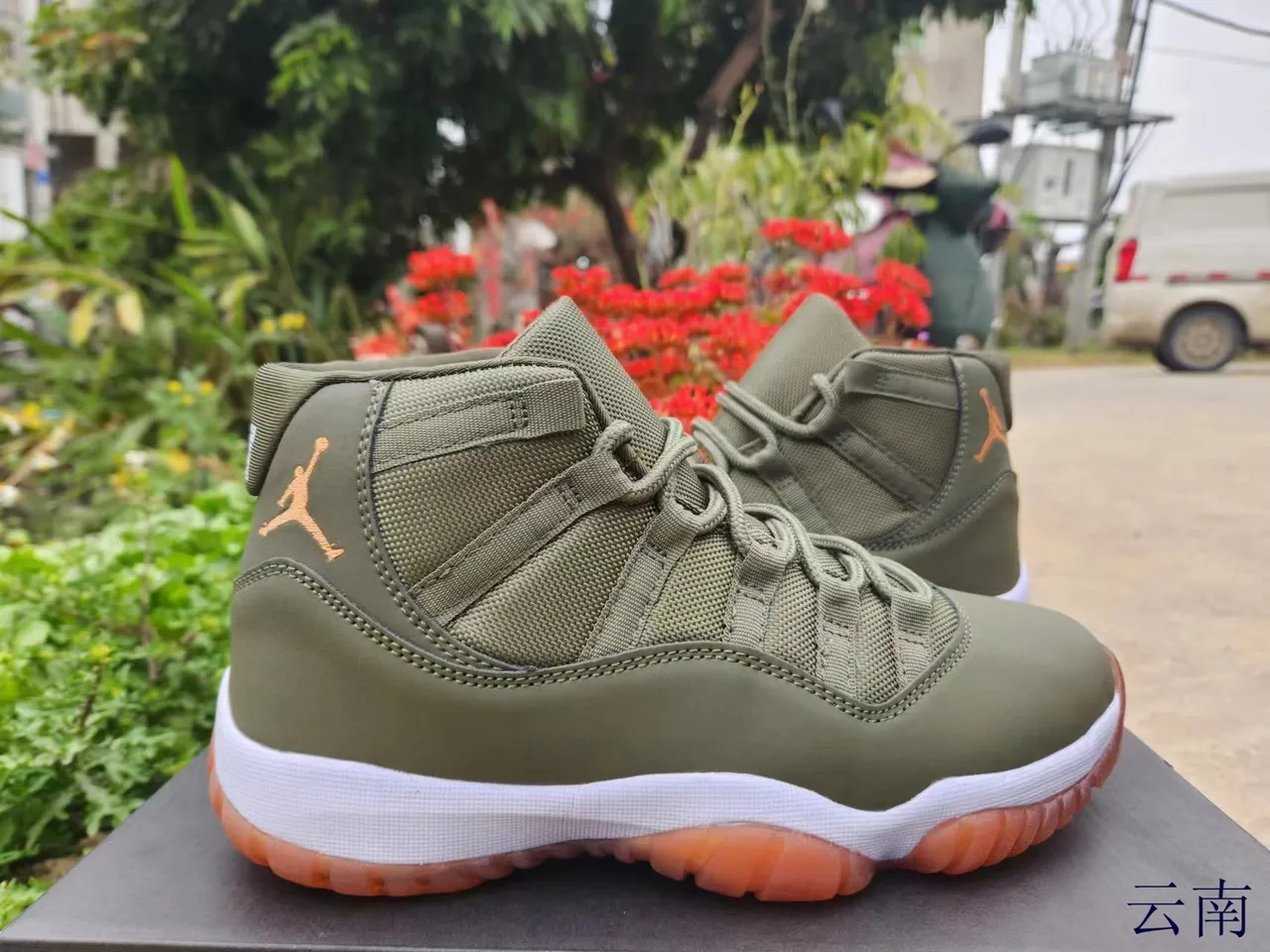 Tênis de basquete Air Jordan 11 em couro envernizado azul royal e preto 7