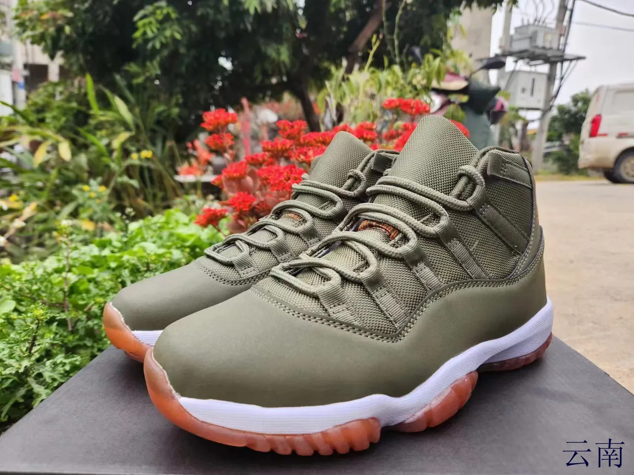 Tênis de basquete Air Jordan 11 em couro envernizado azul royal e preto 8