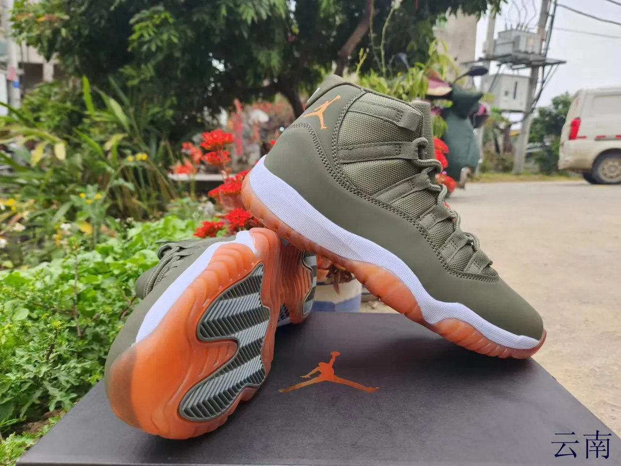 Tênis de basquete Air Jordan 11 em couro envernizado azul royal e preto 9