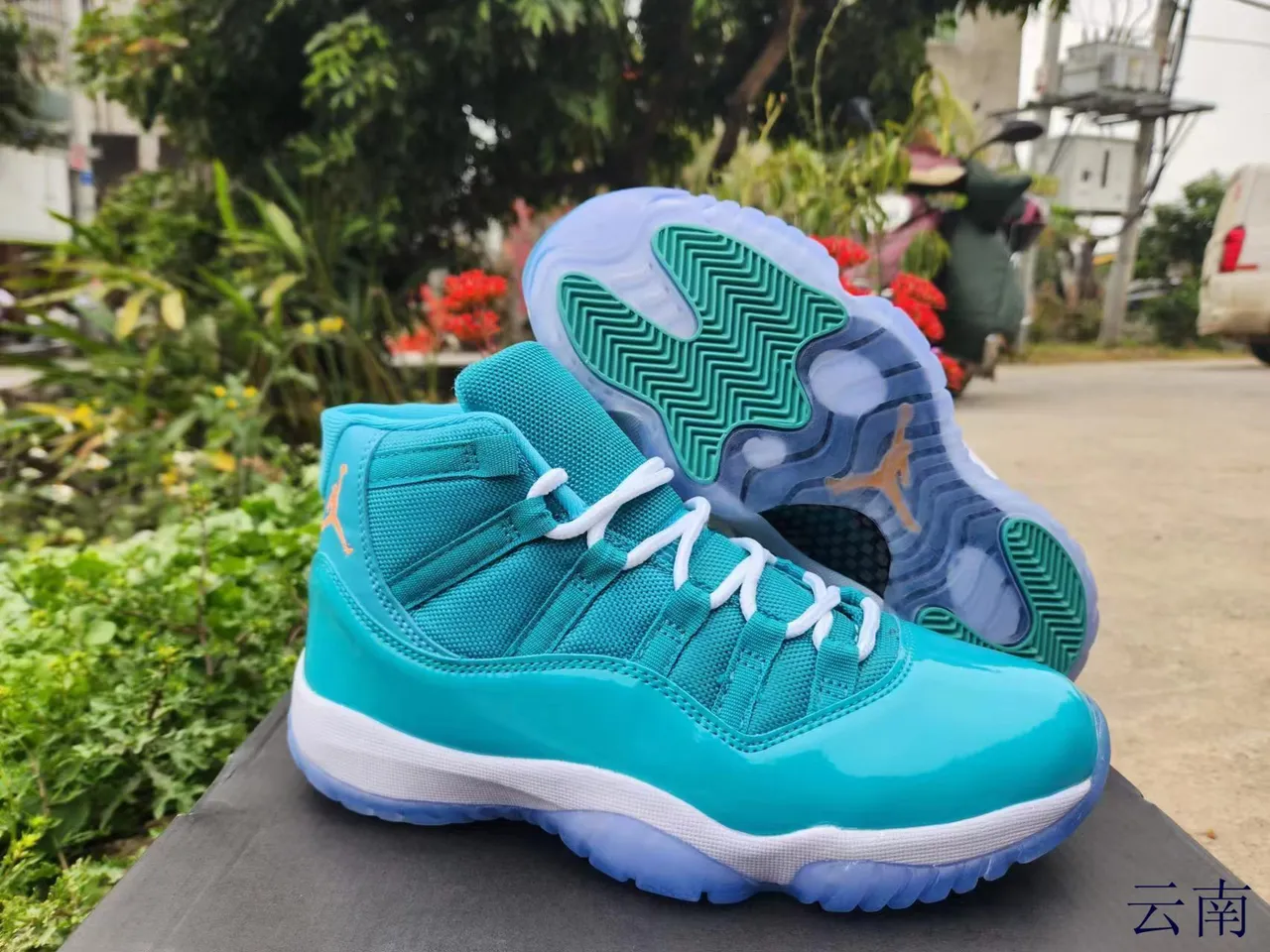Tênis de basquete Air Jordan 11 em couro envernizado azul royal e preto 20