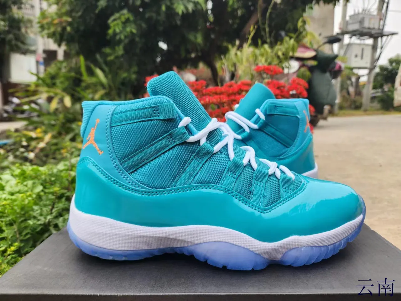 Tênis de basquete Air Jordan 11 em couro envernizado azul royal e preto 10