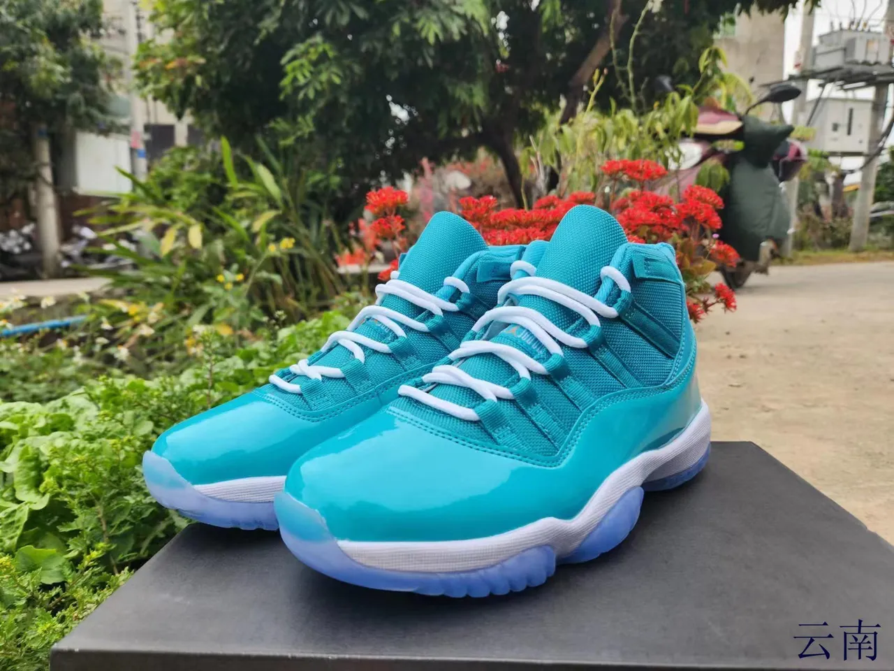 Tênis de basquete Air Jordan 11 em couro envernizado azul royal e preto 11