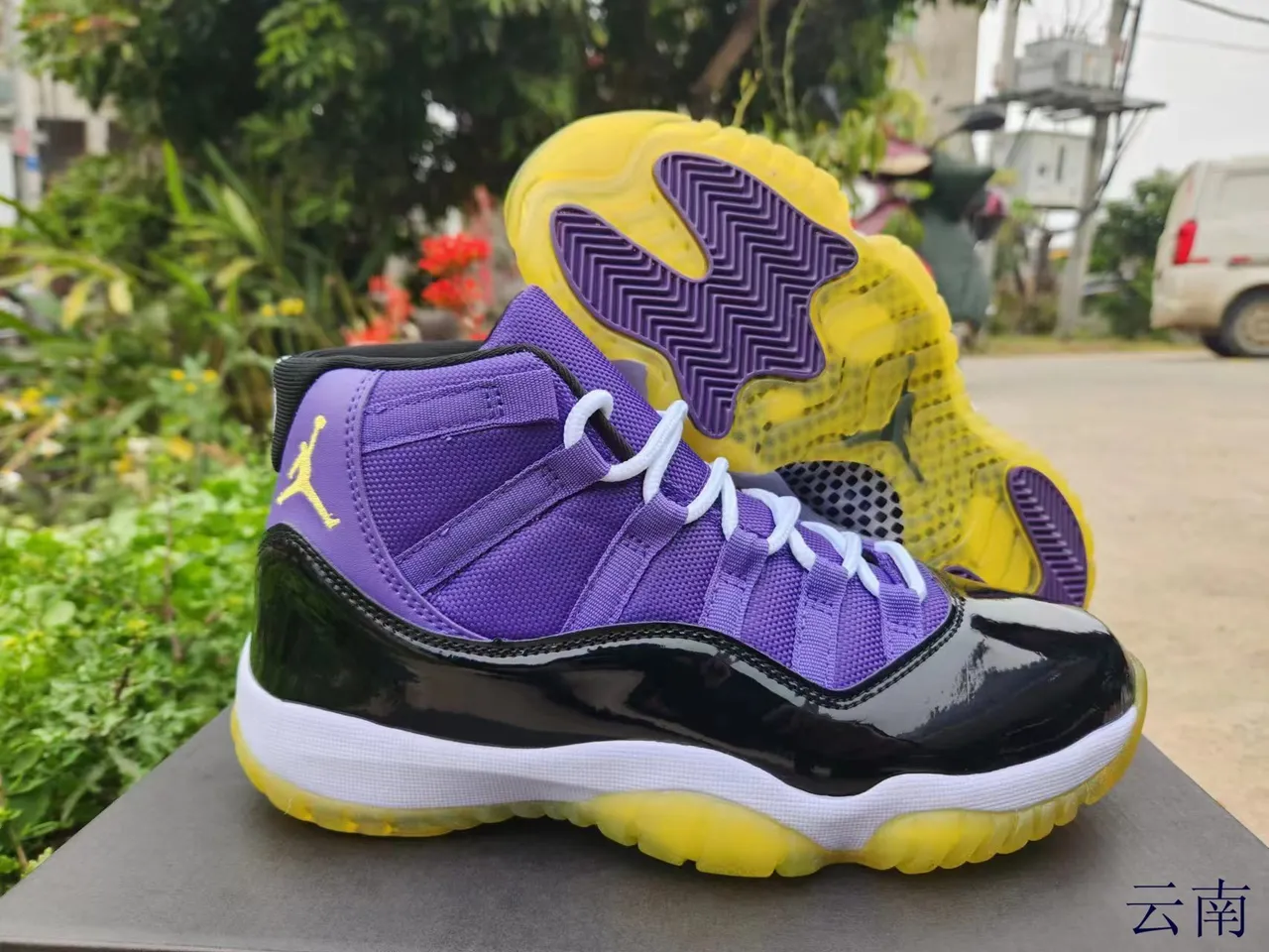 Tênis de basquete Air Jordan 11 em couro envernizado azul royal e preto 13