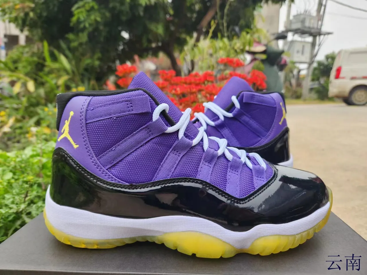Tênis de basquete Air Jordan 11 em couro envernizado azul royal e preto 14