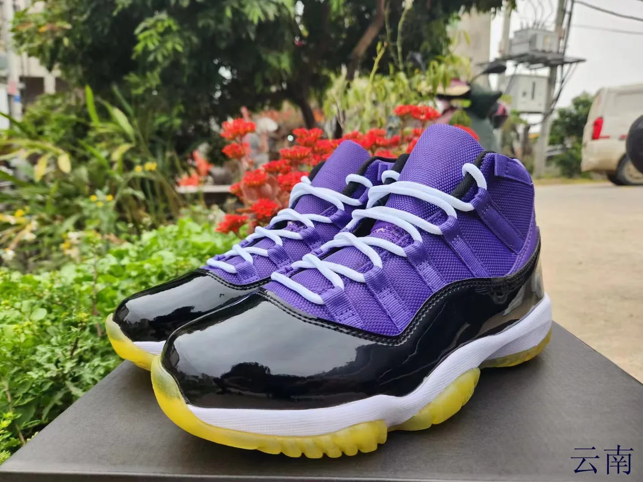 Tênis de basquete Air Jordan 11 em couro envernizado azul royal e preto 15