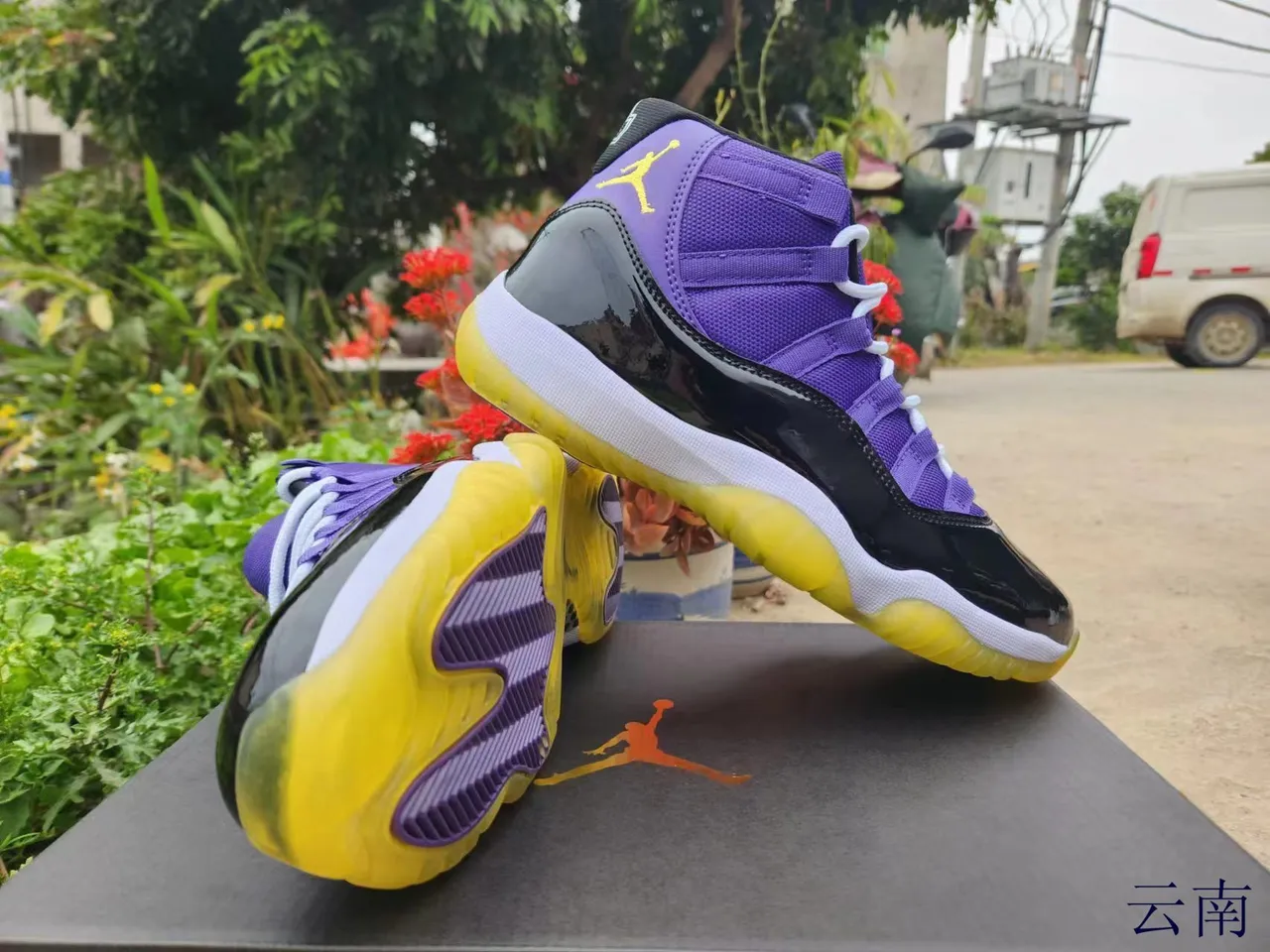 Tênis de basquete Air Jordan 11 em couro envernizado azul royal e preto 16
