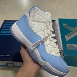 Air Jordan 11 白色和浅蓝色漆皮篮球鞋