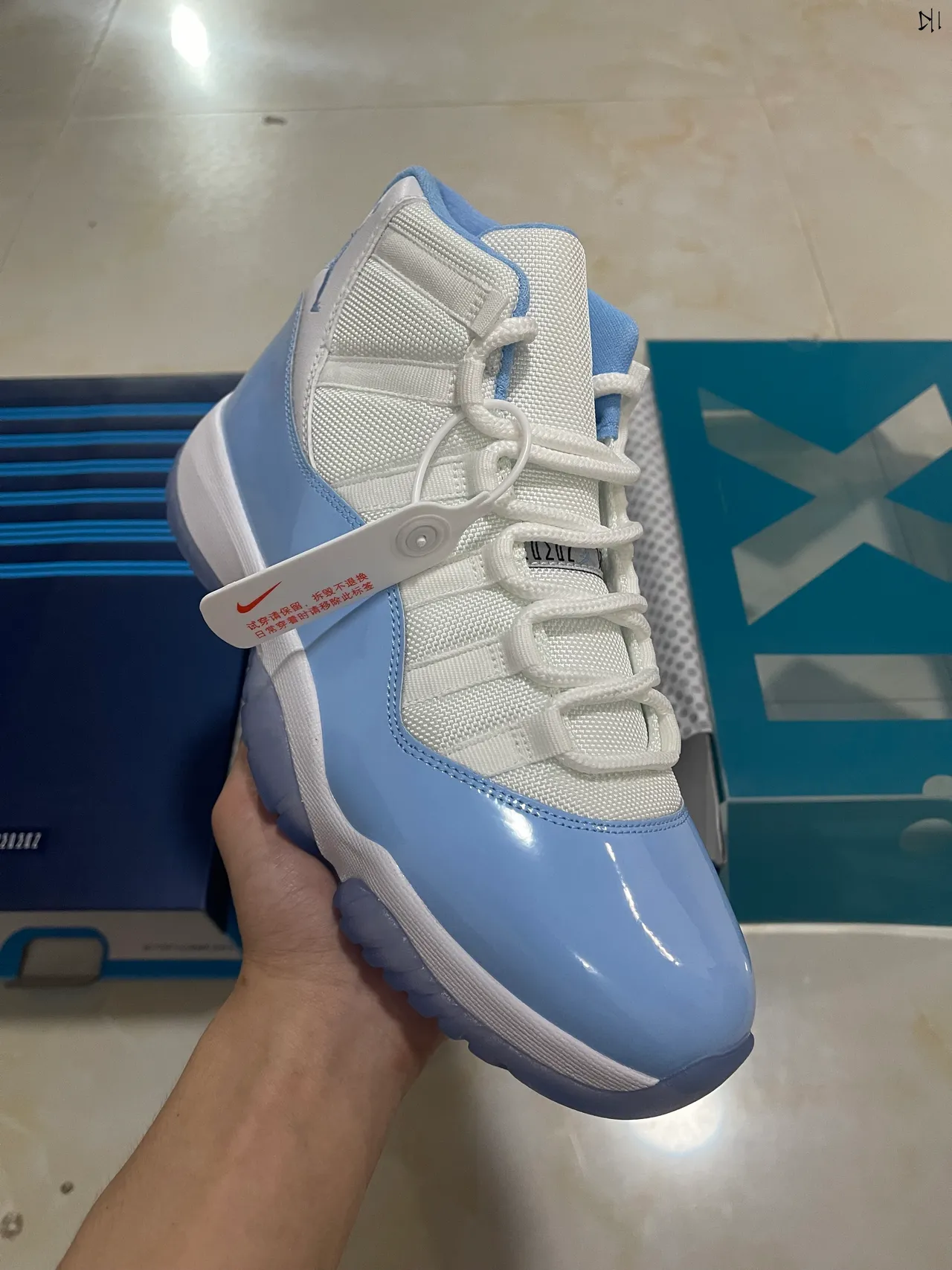 Zapatillas de baloncesto Air Jordan 11 de charol blanco y azul claro 2