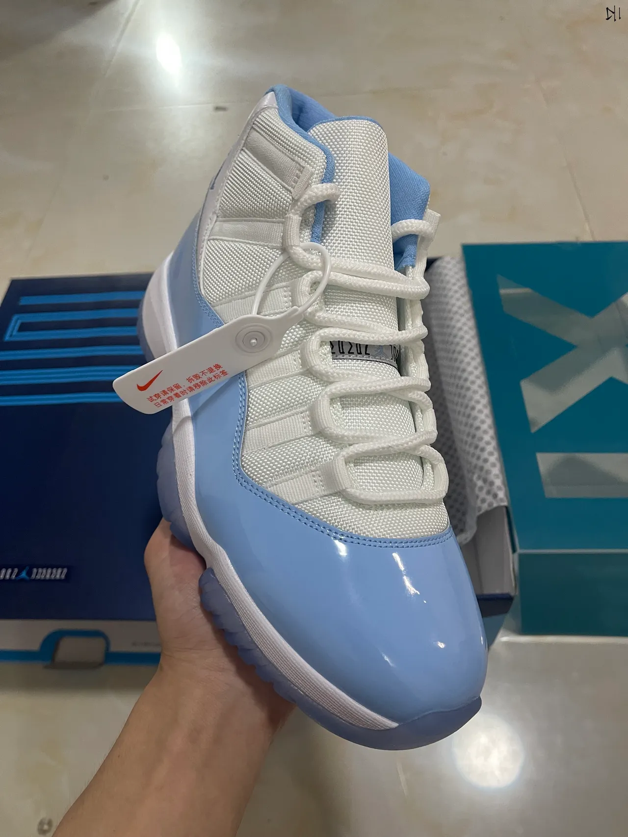 Zapatillas de baloncesto Air Jordan 11 de charol blanco y azul claro 3