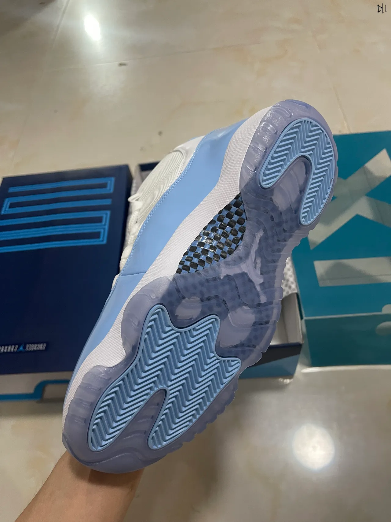 Zapatillas de baloncesto Air Jordan 11 de charol blanco y azul claro 4