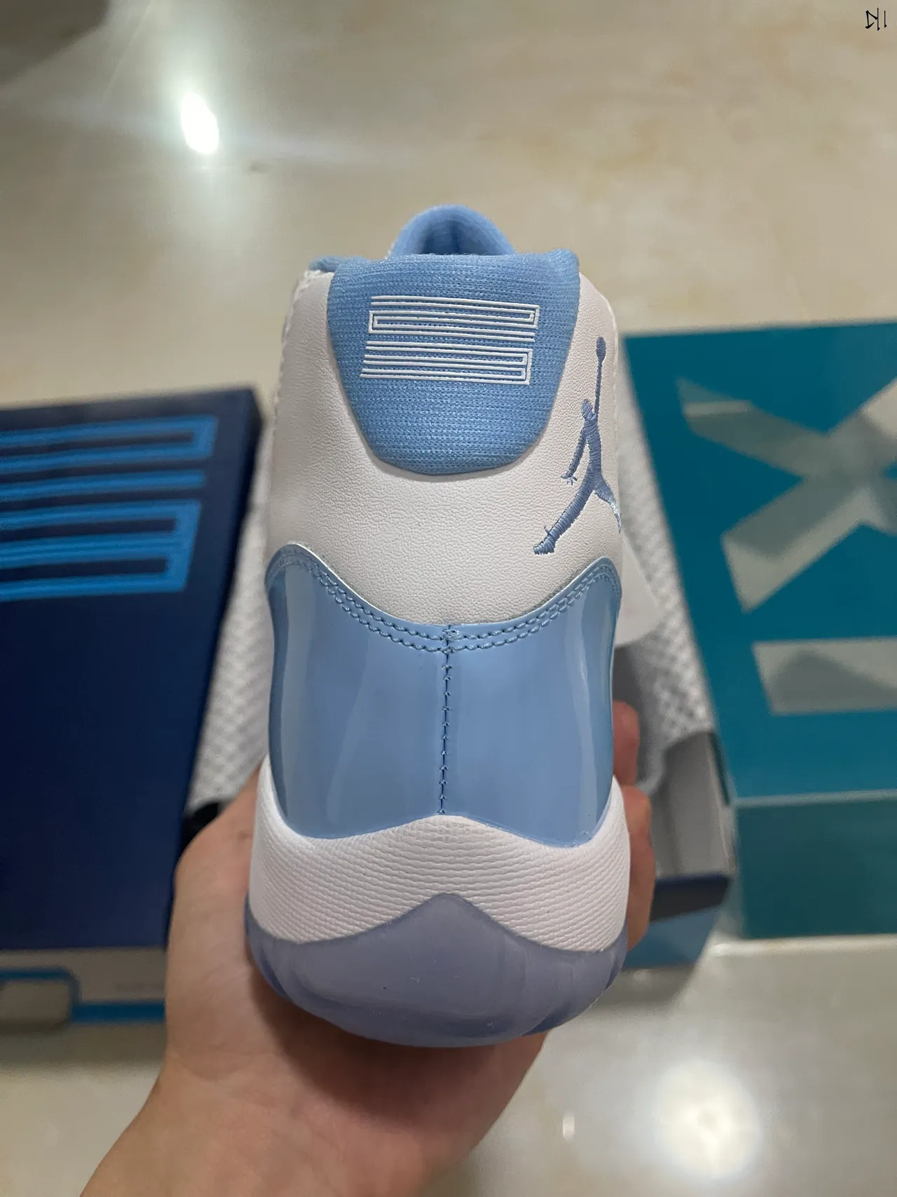 Zapatillas de baloncesto Air Jordan 11 de charol blanco y azul claro 5