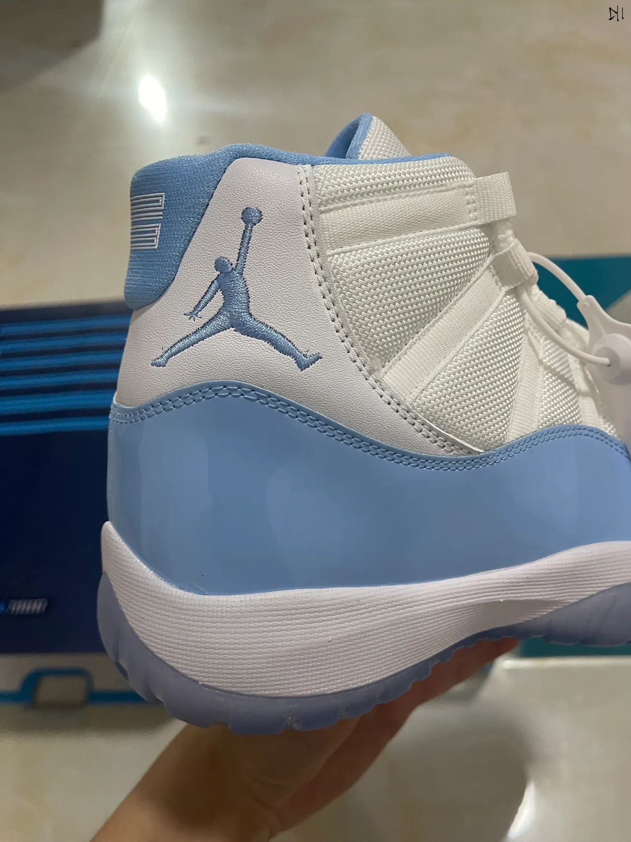 Zapatillas de baloncesto Air Jordan 11 de charol blanco y azul claro 6