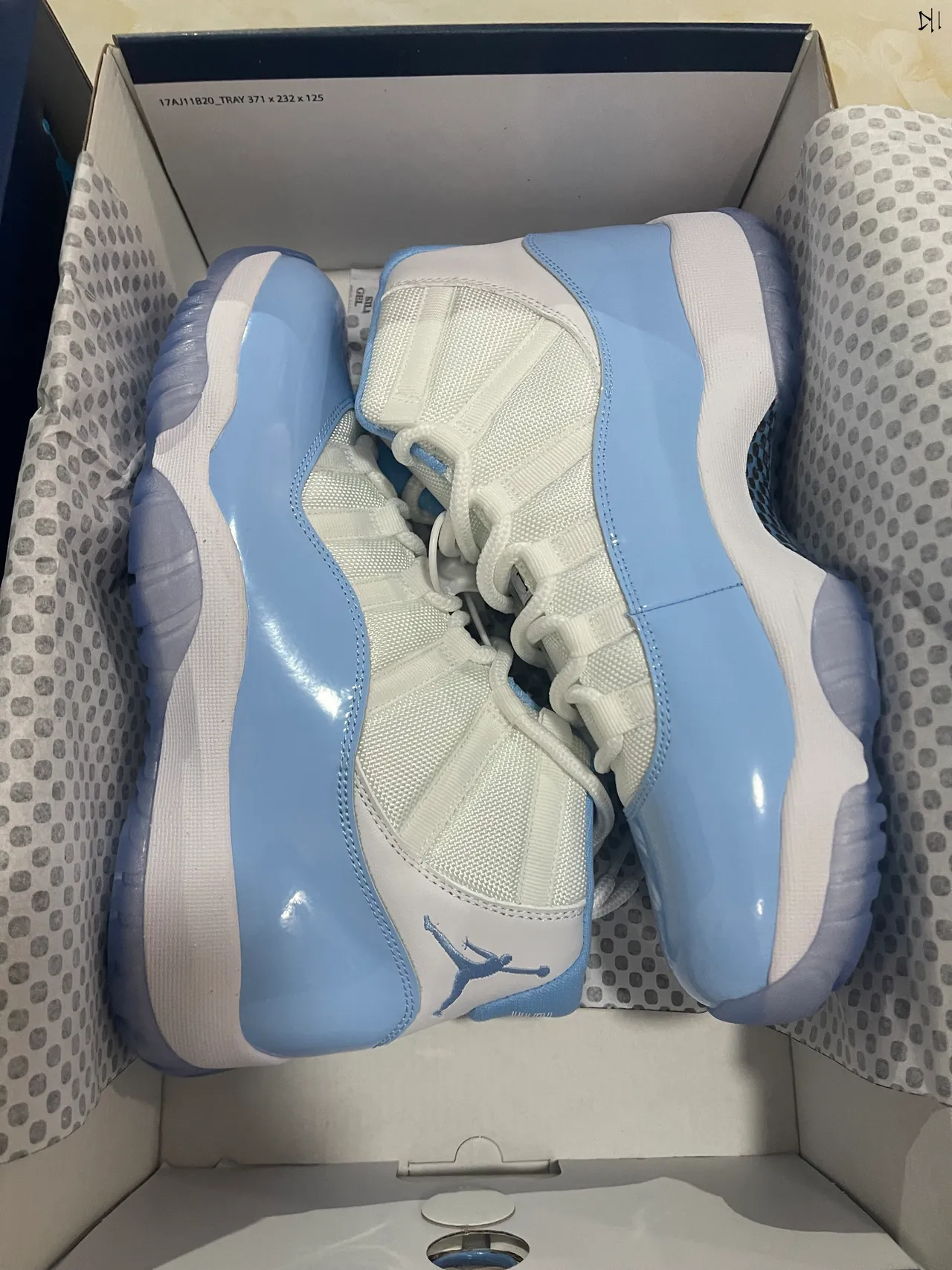Zapatillas de baloncesto Air Jordan 11 de charol blanco y azul claro 7