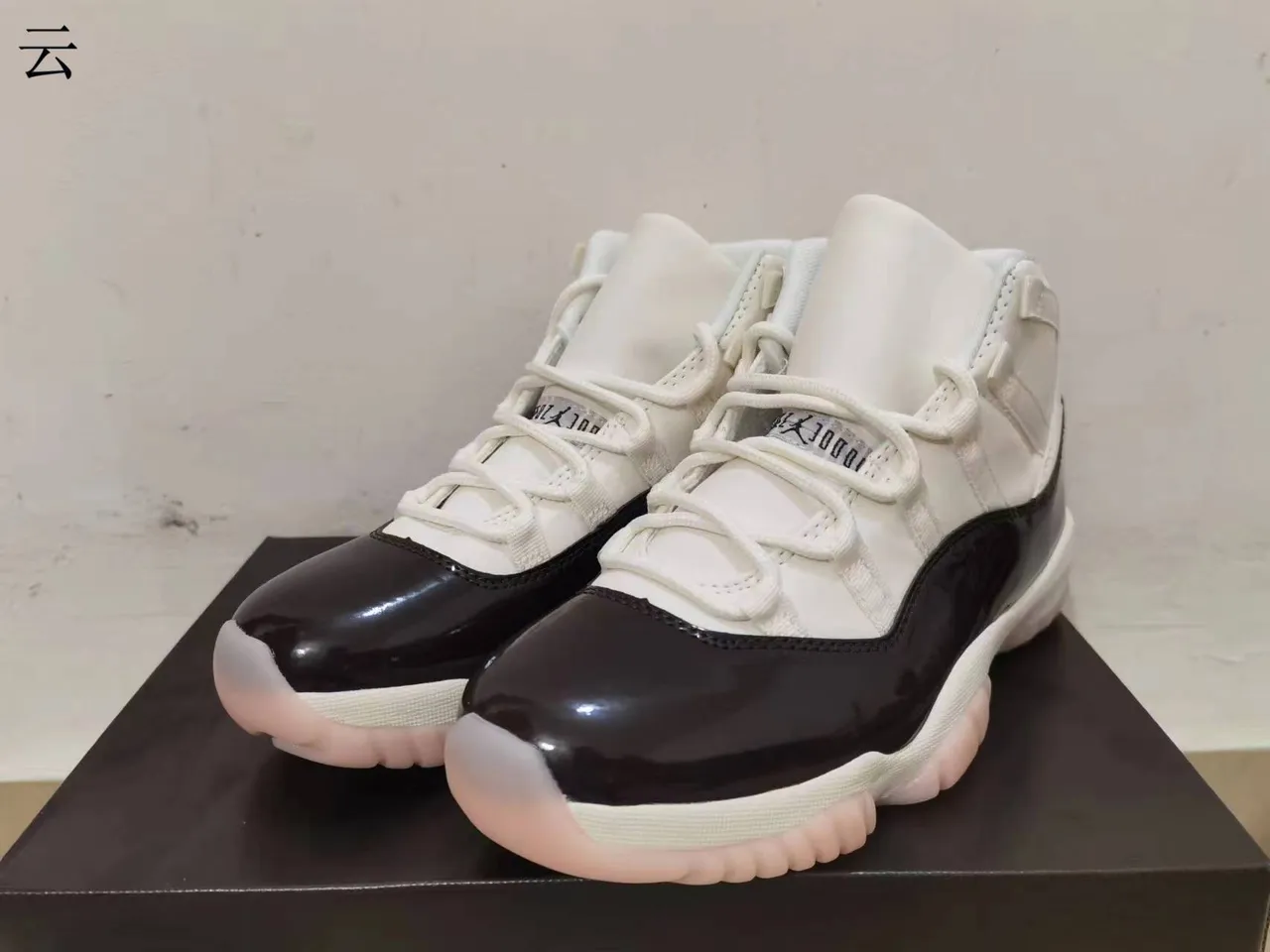 Air Jordan 11 सफेद काला हाई-टॉप पैटेंट लेदर टो कैप बास्केटबॉल जूते 2