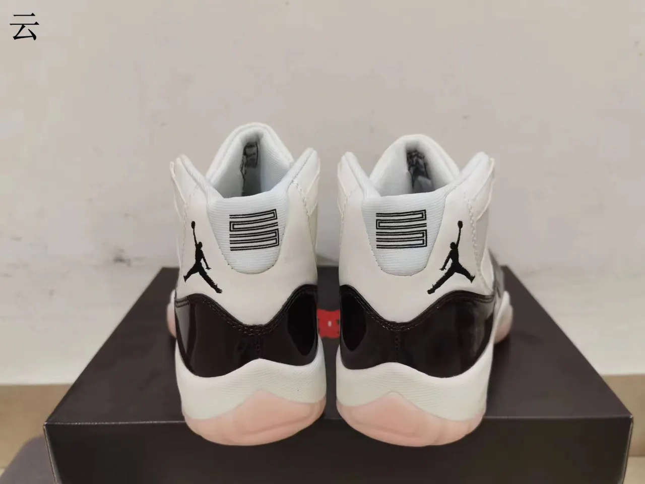 Air Jordan 11 सफेद काला हाई-टॉप पैटेंट लेदर टो कैप बास्केटबॉल जूते 3
