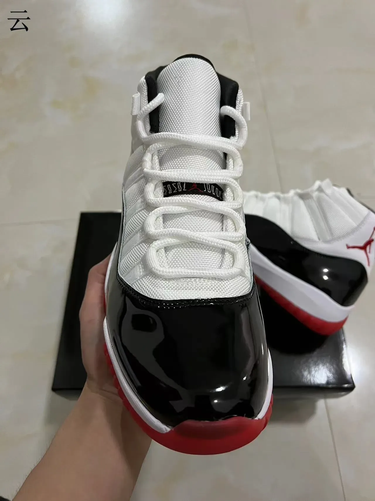 Air Jordan 11 白黑红篮球鞋 3