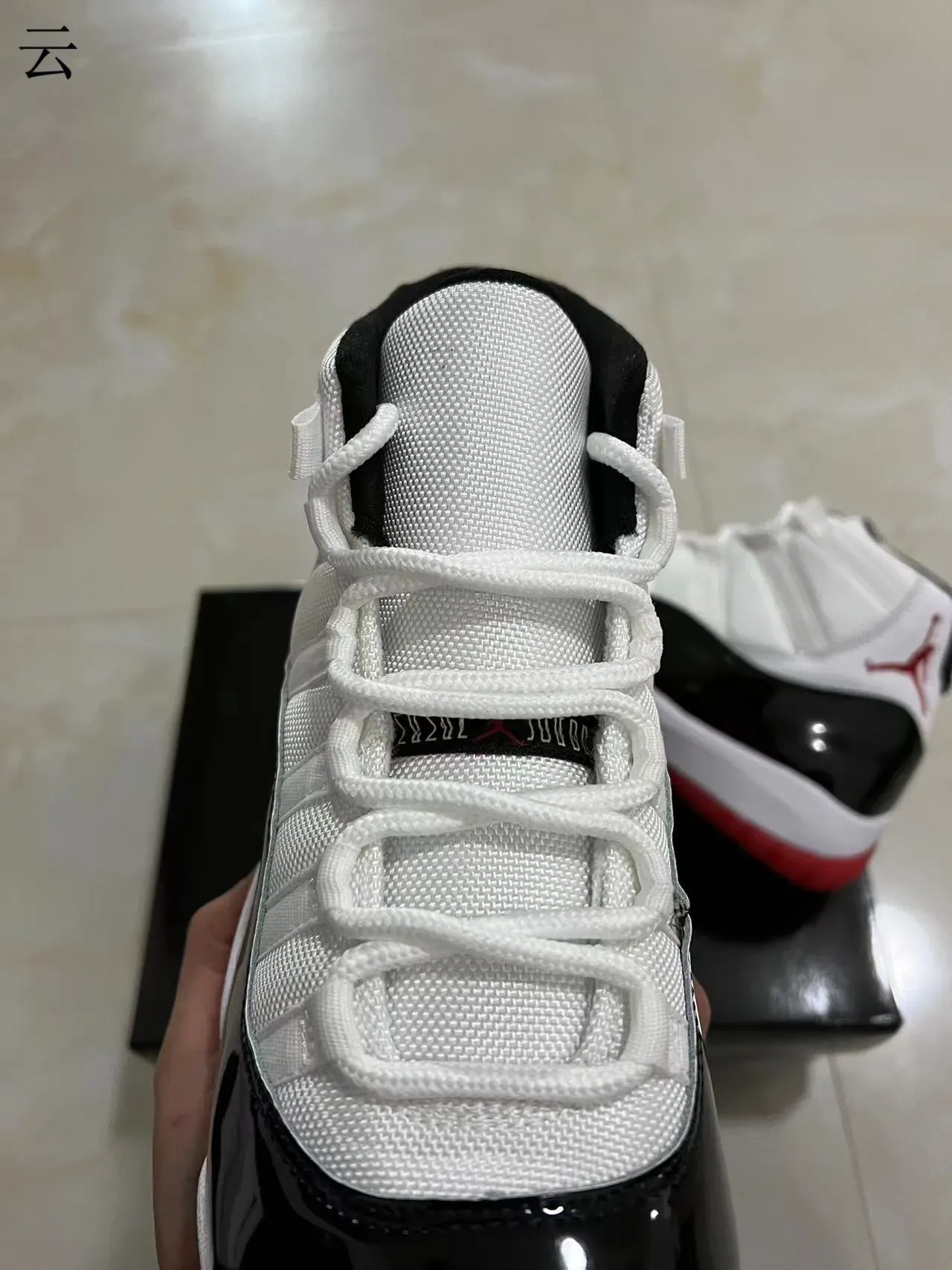 Air Jordan 11 白黑红篮球鞋 4