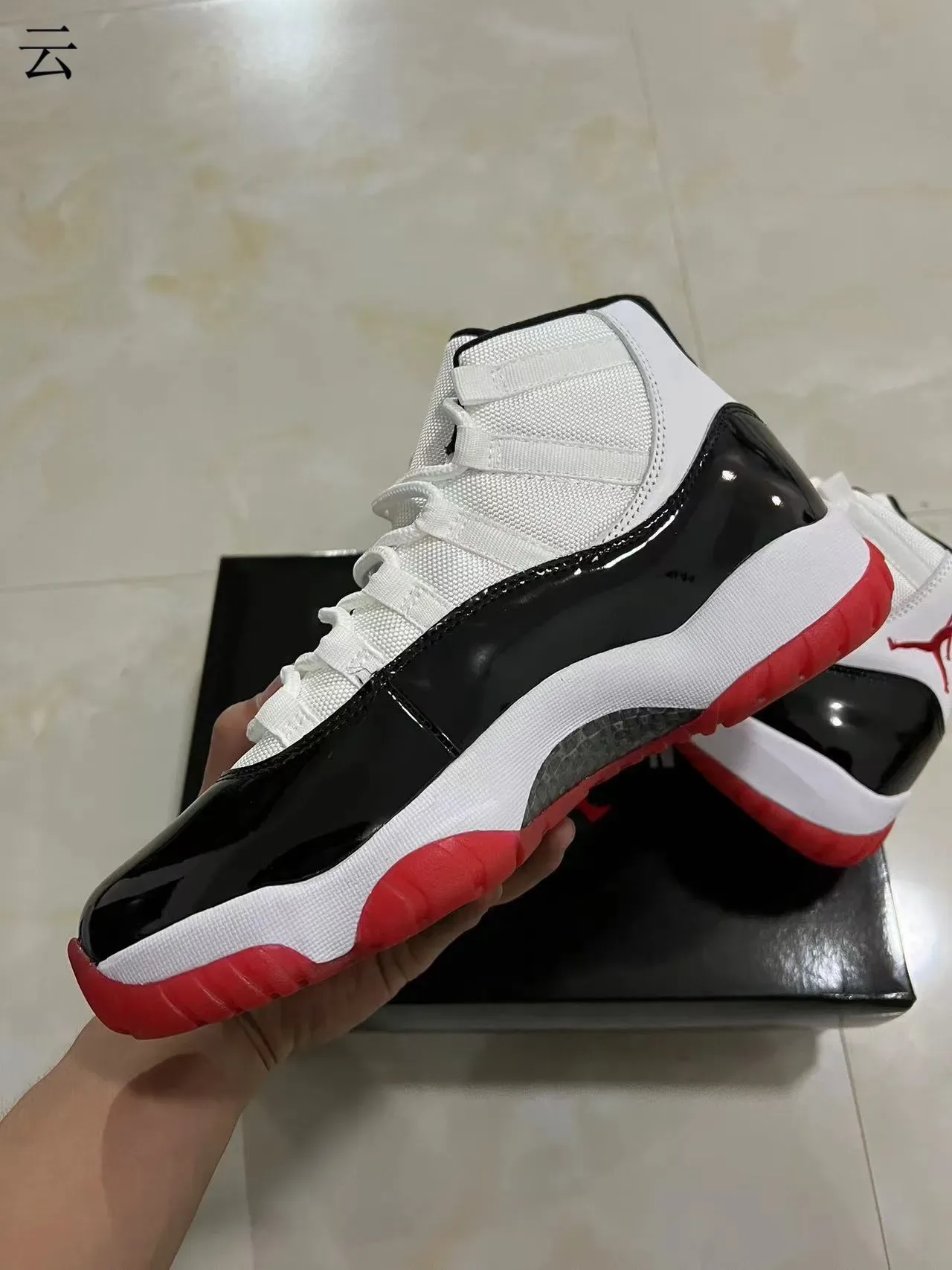 Air Jordan 11 白黑红篮球鞋 5