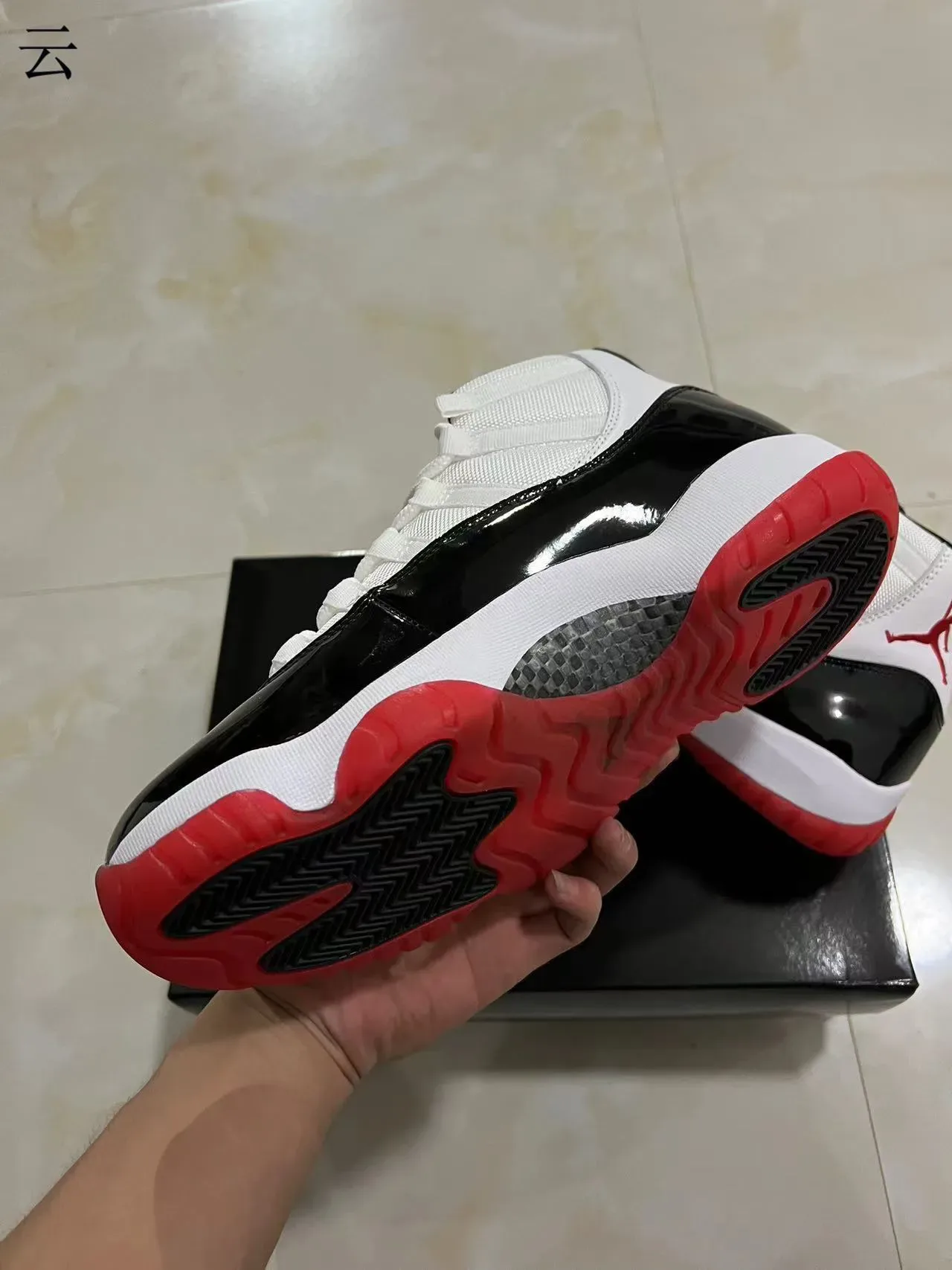 Air Jordan 11 白黑红篮球鞋 6